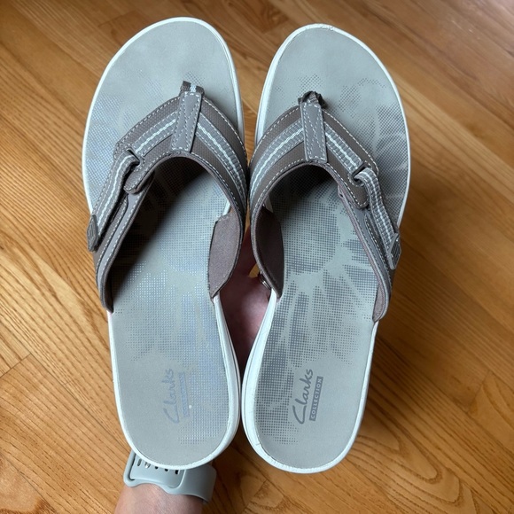 Clarks Collection Beige Taupe Sandals Breeze Sea Slip On Thong Womens Size 10 M - Picture 6 of 10